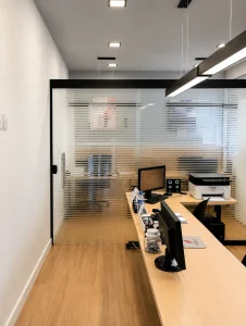 Escritório corporativo moderno com marcenaria e iluminação linear