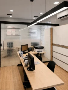 Escritório corporativo moderno com marcenaria e iluminação linear