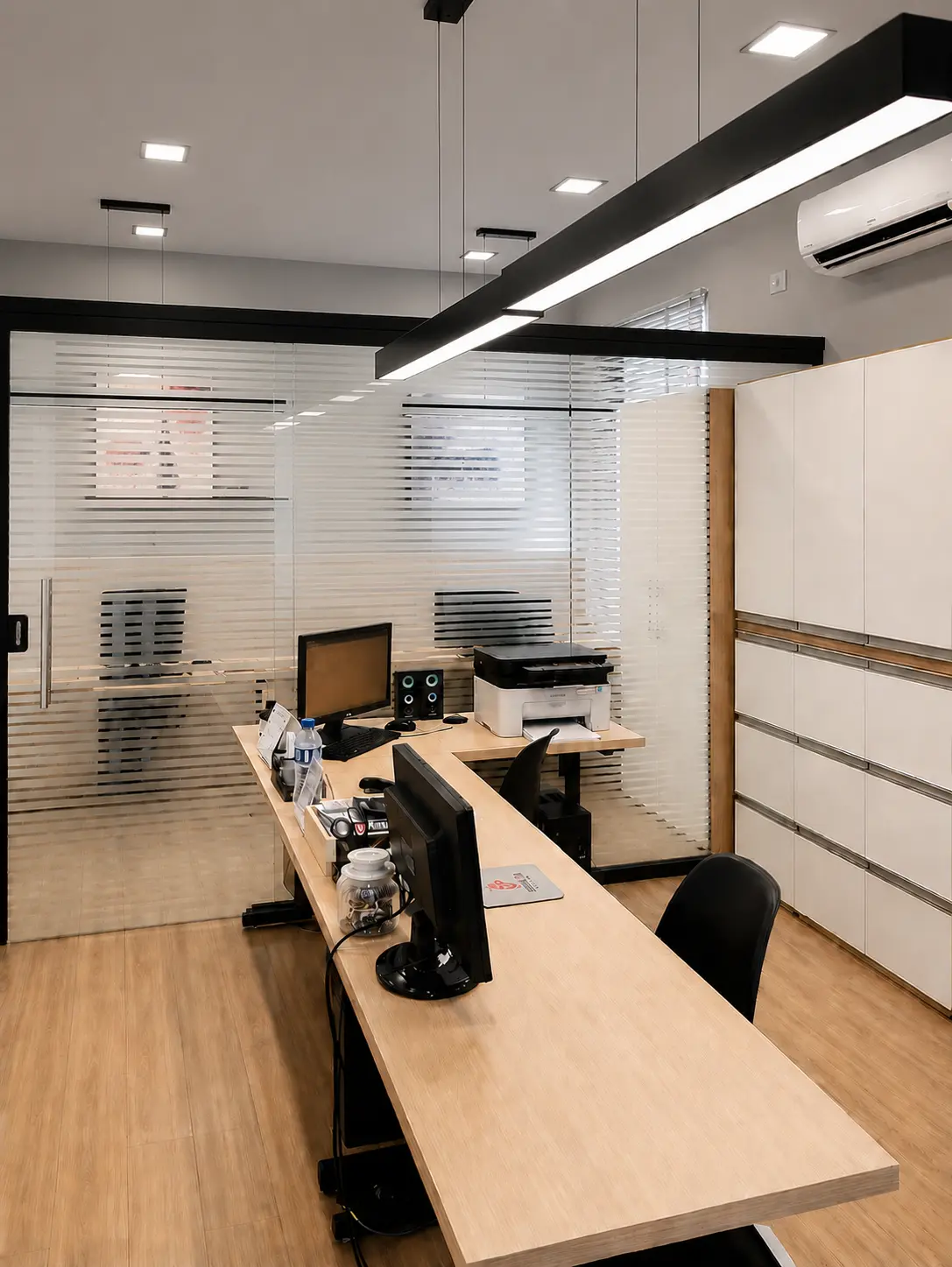 Escritório corporativo moderno com marcenaria e iluminação linear
