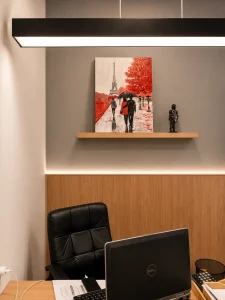 Escritório corporativo moderno com marcenaria e iluminação linear