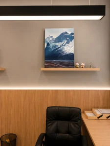 Escritório corporativo moderno com marcenaria e iluminação linear