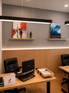 Escritório corporativo moderno com marcenaria e iluminação linear
